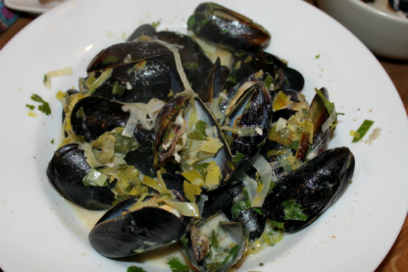 bowl of mussels close